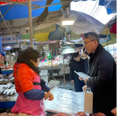 동북지방통계청장 설 명절 전통시장 방문